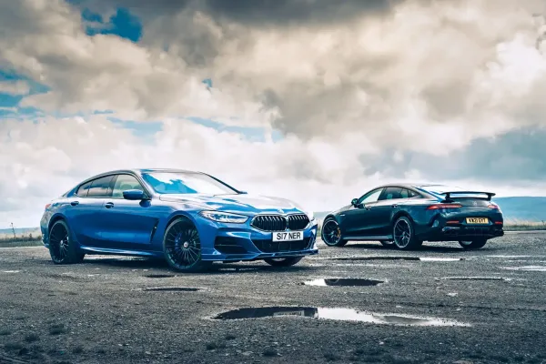 Mercedes-AMG GT 4 puertas Azul y Alpina B8 Gran Coupé Gris