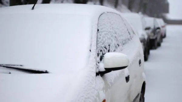 Autos estacionado con nieve en clima frío