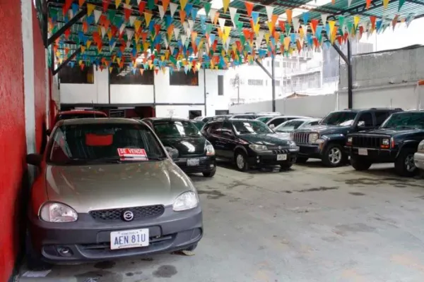 Autos en venta en estacionamiento