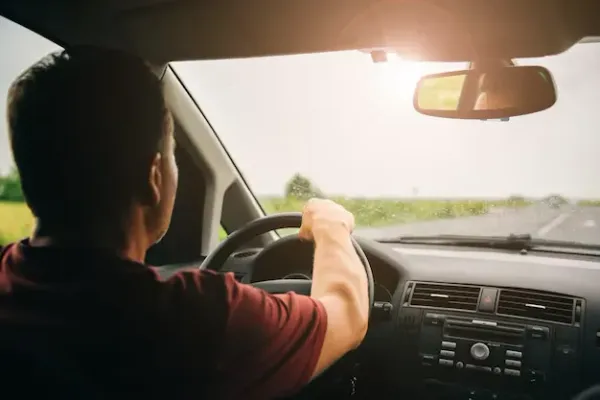 Persona con manos en el volante de auto