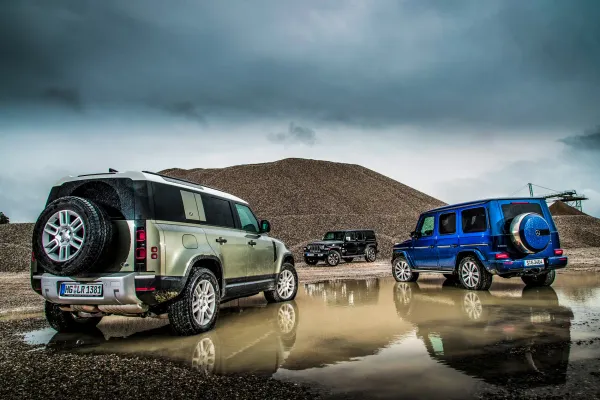 Land Rover Defender y Jeep Wrangler y Mercedes G-Class 