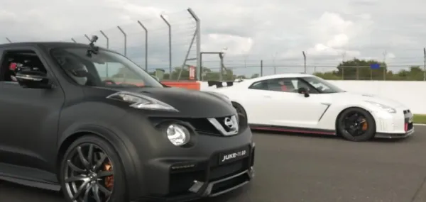 Nissan GT-R Nismo Gris vs. Dodge Juke R Blanco