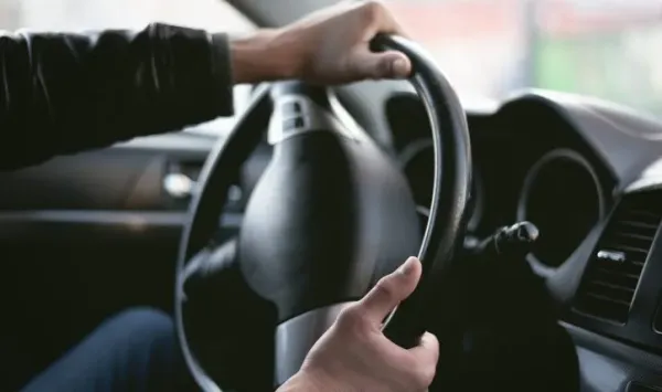 Manos girando volante de auto