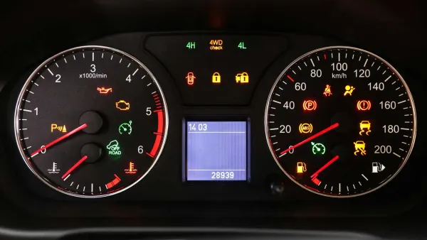 Tablero de auto con luces de advertencia encendidas