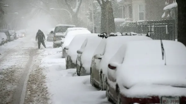 Autos estacionados con nieve encima en clima frío