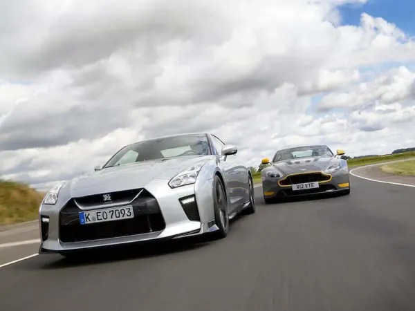 Nissan GTR 2017 Plateado y el Aston Martin V12 Vantage S Gris