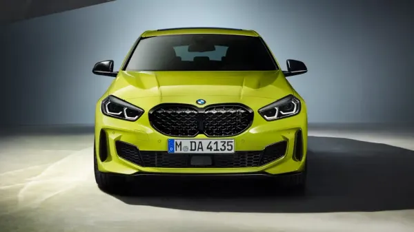 BMW M135i Amarillo