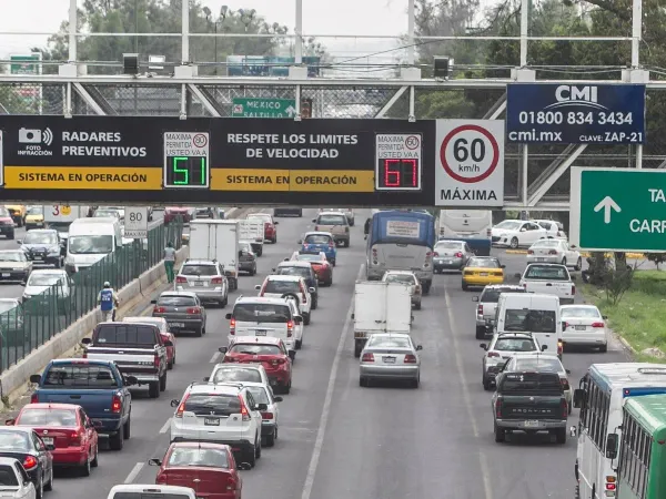 Transito de autos por las calles de México 