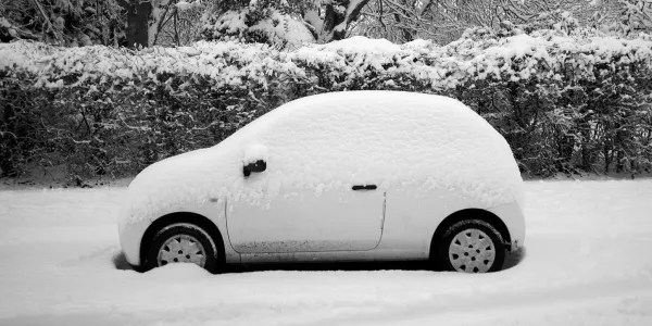 Auto cubierto de nieve estacionado