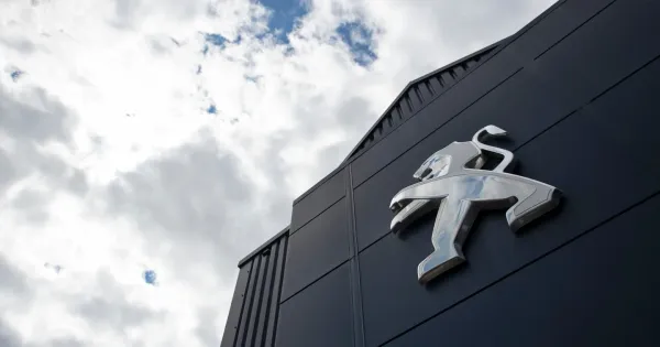 Edificio con logo Peugeot