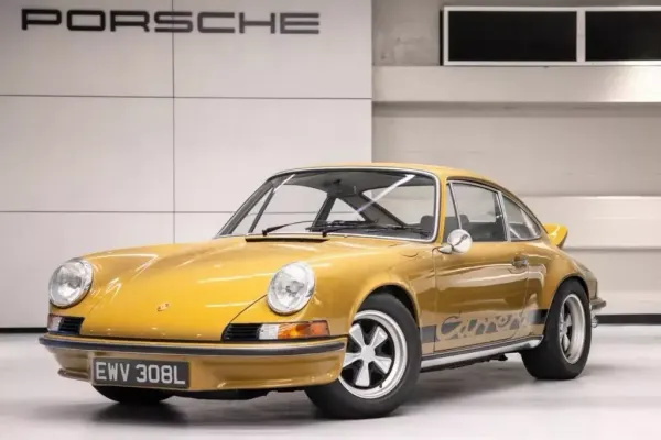 Porsche 911 Amarillo