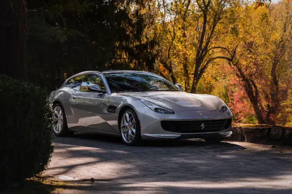 Ferrari GTC4 Lusso T Plateado