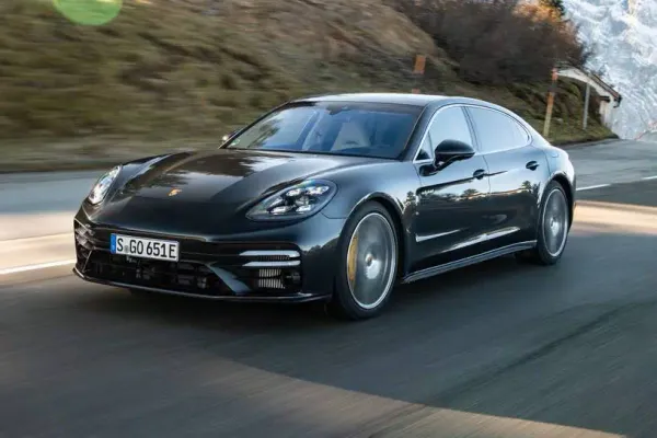 Porsche Panamera E-Hybrid 2023 Negro