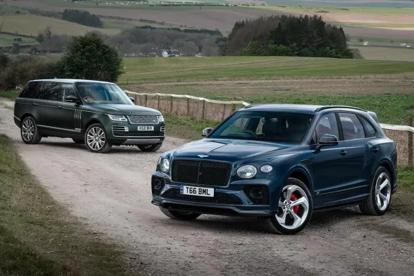 Bentley Bentayga Azul y Range Rover Verde