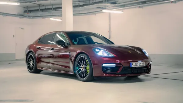 Porsche Panamera E-Hybrid Rojo