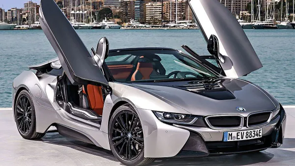 BMW i8 El BMW i8 Roadster color plateado puertas abiertas