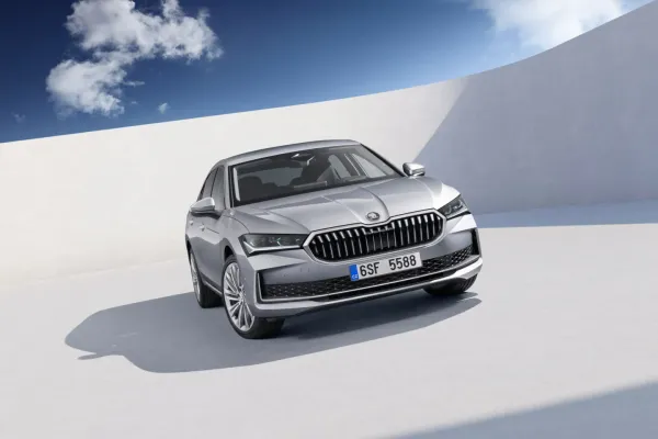 Skoda Superb 2023 Plateado