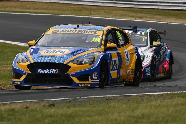 Autos en carrera del BTCC 2016