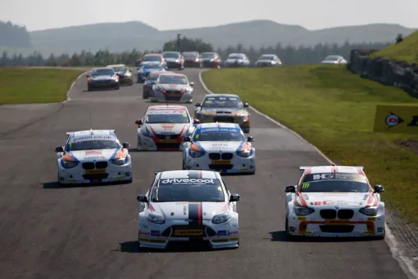 Autos en la BTCC Knockhill 2015