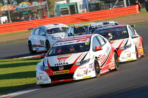 Autos BTCC en Silverstone 2015