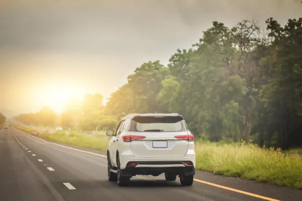 Parte trasera de una SUV Familiar Blanca