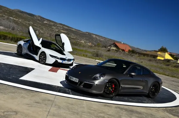 Porsche GT4 Gris y BMW i8 Blanco