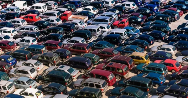 Variedad de autos estacionados a la venta