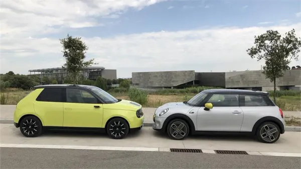 Honda e Amarillo y Mini Cooper SE Plateado