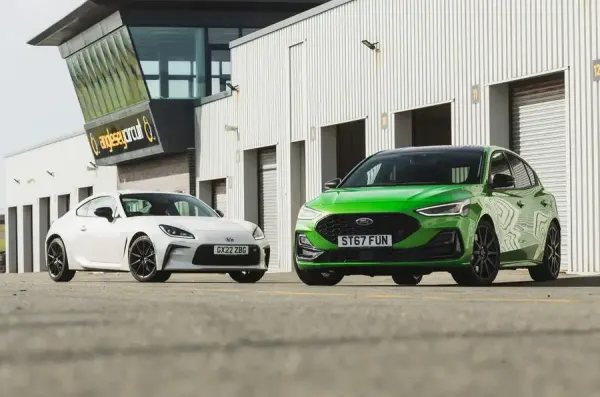 Ford Focus ST Verde vs Toyota GR86 Blanco