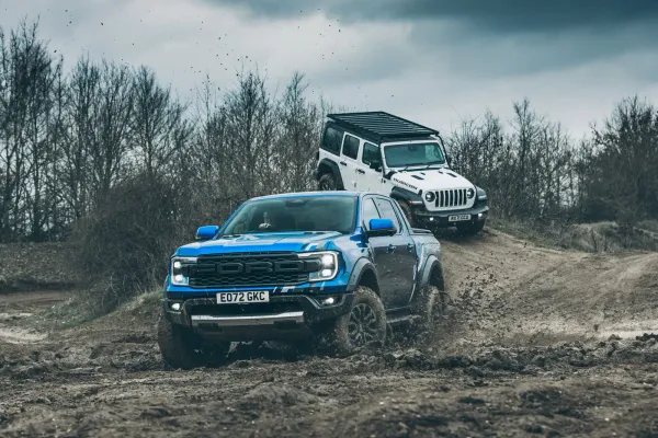 Jeep Wrangler Blanco y Ford Ranger Raptor Azul