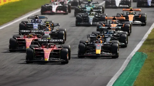 Autos de carreras en pista Formula 1