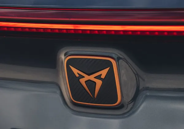 Logo Cupra en capo de auto