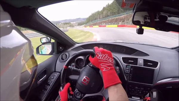 Interior manos al volante Honda Civic BTCC 2014