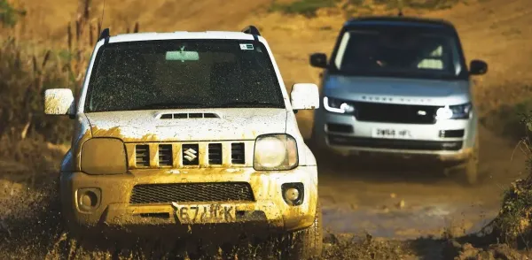 Suzuki Jimny Blanco y Range Rover Gris