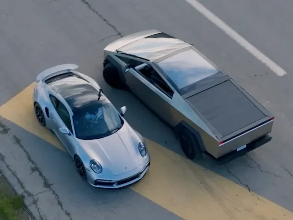 Tesla Cybertruck y Porsche 911 Plateado