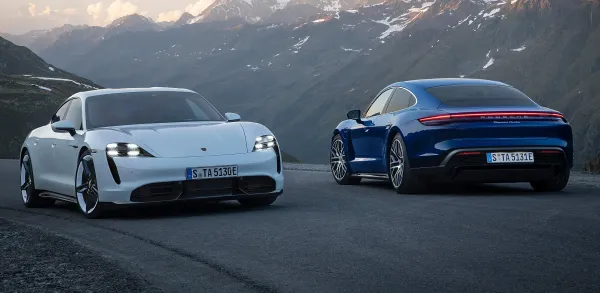 Parte Trasera Porsche Taycan Turbo S Blanco y Porsche Taycan 4S Azul