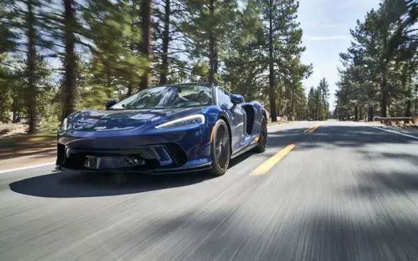 McLaren GT Azul en movimiento