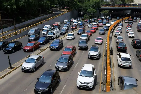 Variedad de autos en trafico de la cuidad 