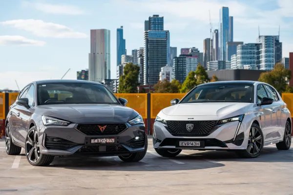 Peugeot 308 GT Hybrid vs Cupra León e-Hybrid