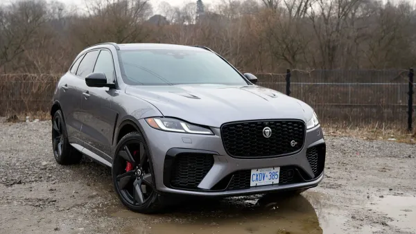 Jaguar F-Pace SVR Gris