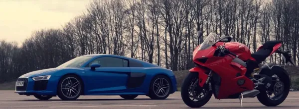 Ducati Panigale V4 Rojo y Audi R8 Azul