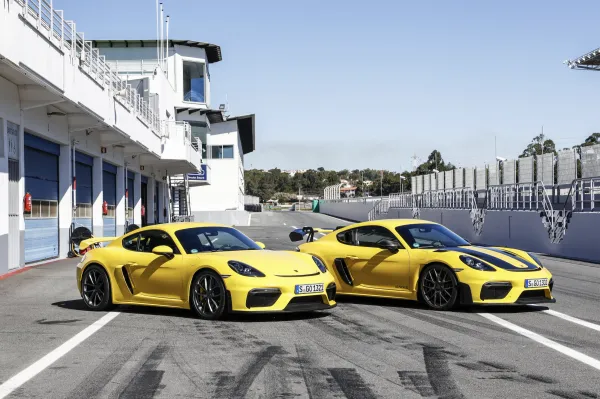 Porsche 718 vs Cayman GT4 RS