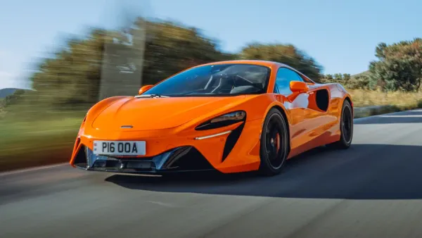 McLaren Artura Naranja