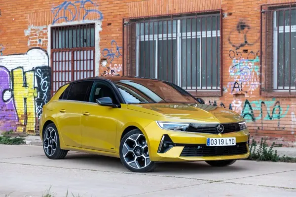 Opel Astra Amarillo