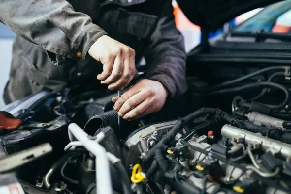 Persona realizado revisión a parte mecánicas de auto 