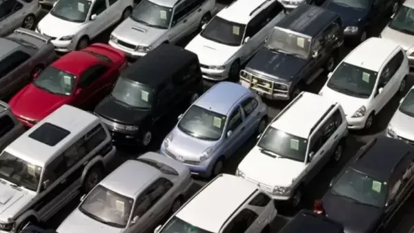 Variedad de autos estacionados en fila