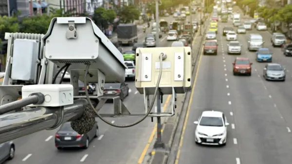 Cámaras de foto multa en avenida llena de autos