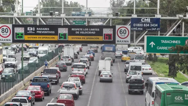 Autos en trafico de ciudad y señales de transito 