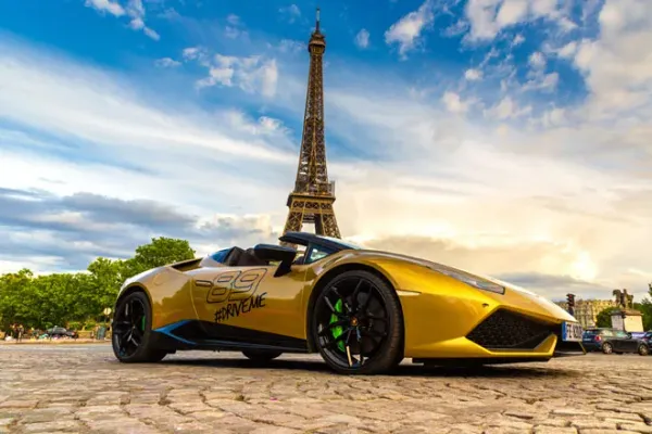 Auto Amarillo frente a la Torre Eiffel