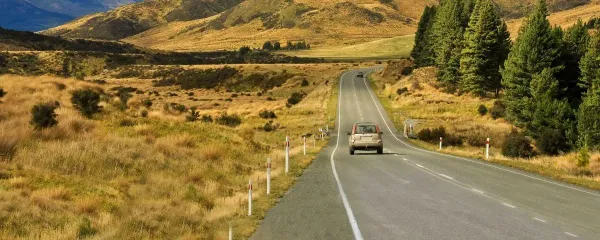 Auto en la vía por carretera